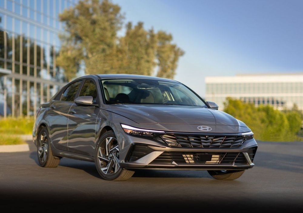 Generația actualizată Hyundai Elantra VII: o privire proaspătă asupra sedanului