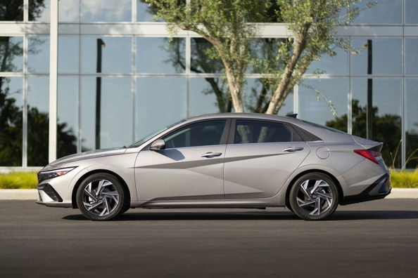 Generația actualizată Hyundai Elantra VII: o privire proaspătă asupra sedanului Fotografie 2