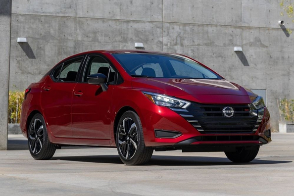Nissan Versa: Sedan bugetar modernizat