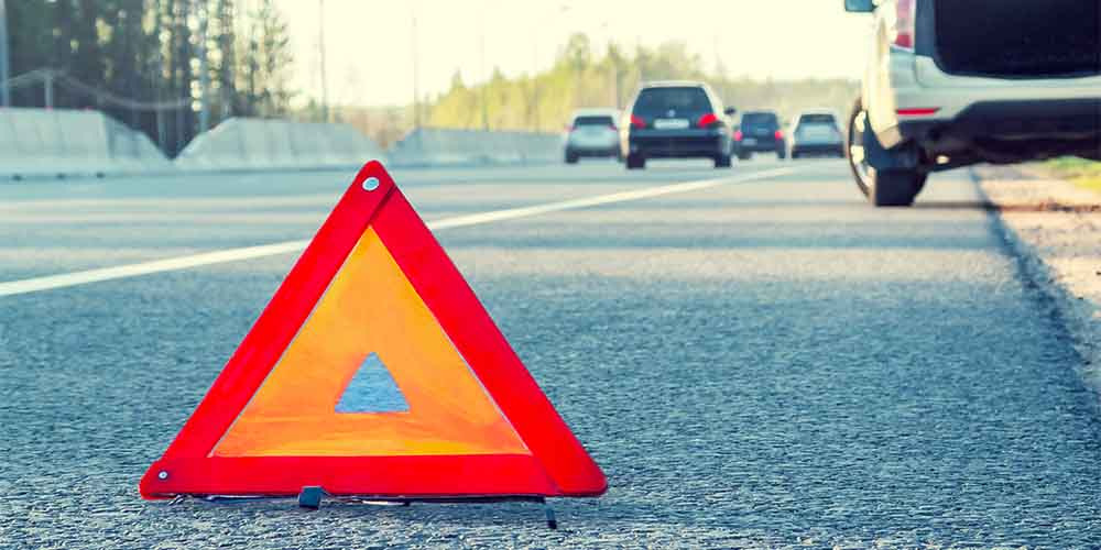 Ce să faci dacă ți se strică mașina pe șosea?