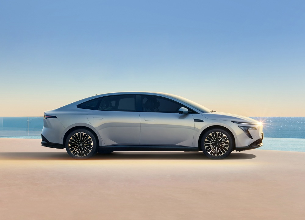 Recenzie Nissan N7: Noul sedan electric Fastback