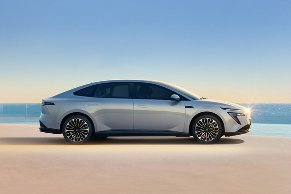 Recenzie Nissan N7: Noul sedan electric Fastback