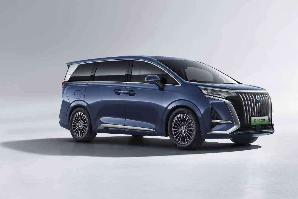 Recenzie Denza D9 EV: Un minivan electric de lux