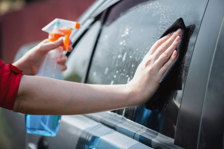 Produse chimice auto utile pentru îngrijirea geamurilor mașinii
