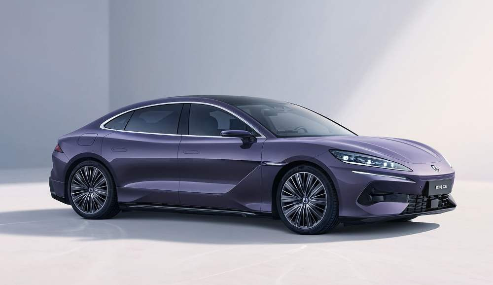 Recenzie Denza Z9 2024: Sedan electric de lux