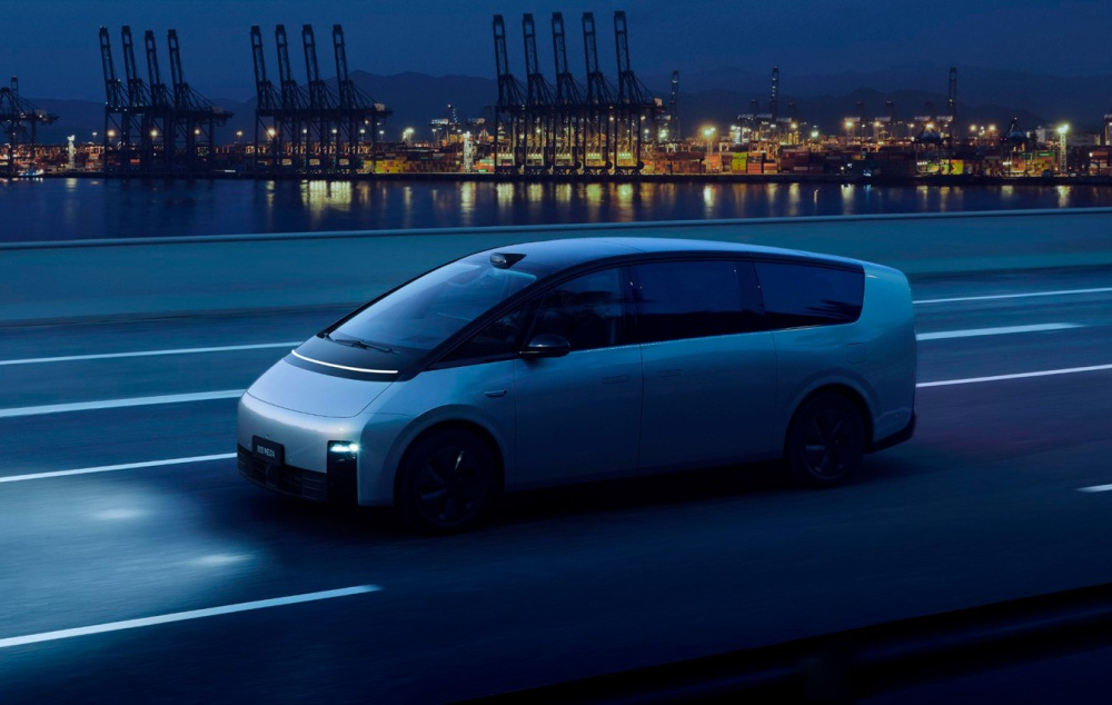 Recenzie Li Mega: un minivan futurist cu încărcare rapidă