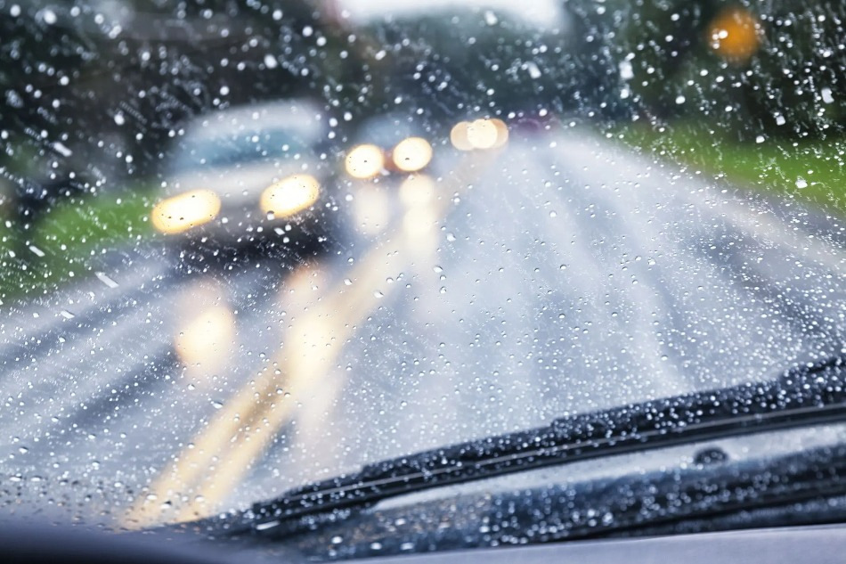 Cât de periculos este să conduci pe ploaie torențială?