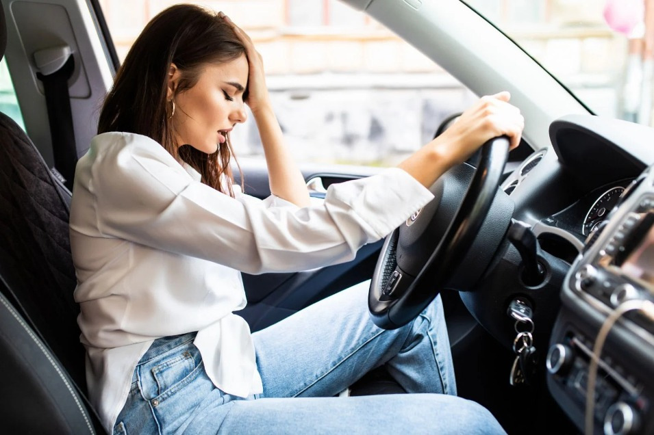 Ce trebuie să faci dacă mașina fluieră în timp ce conduci?