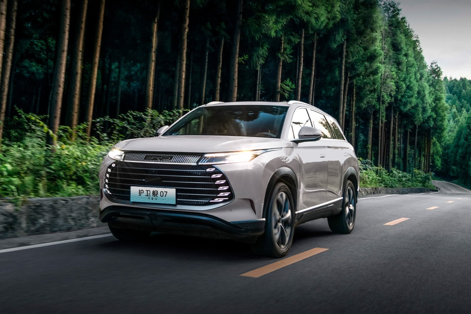 Review BYD Frigate 07: SUV hibrid plug-in cu design marin