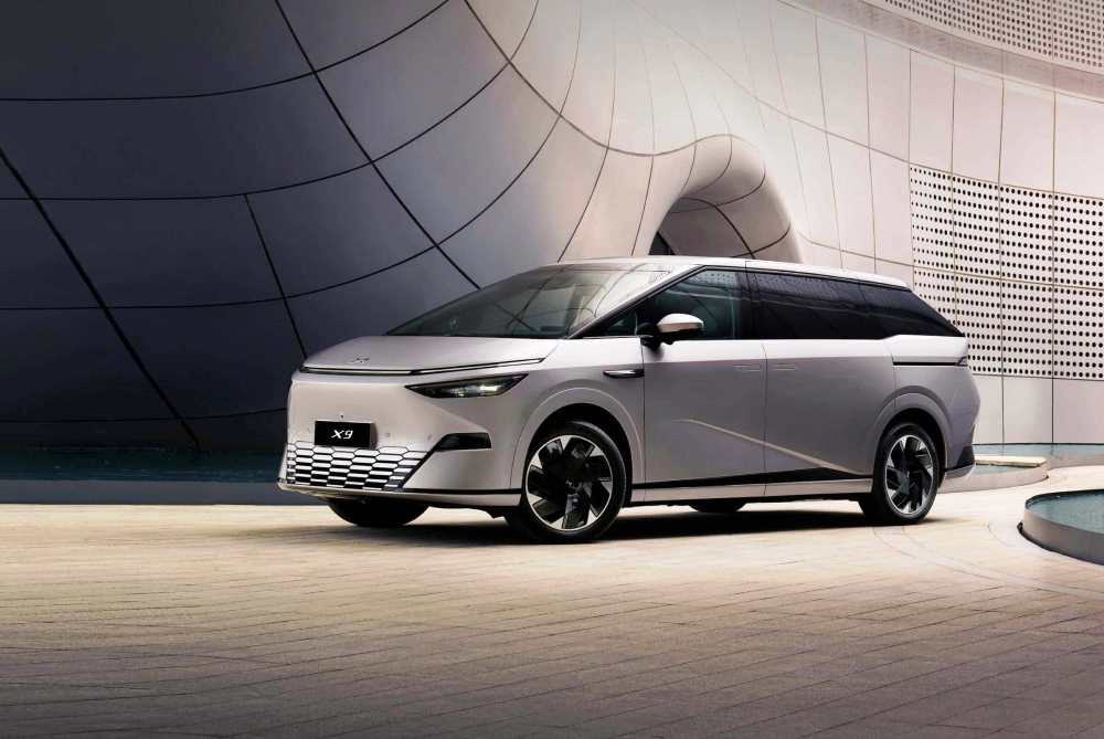 Review XPeng X9: MPV electric futurist pentru calatorii in familie