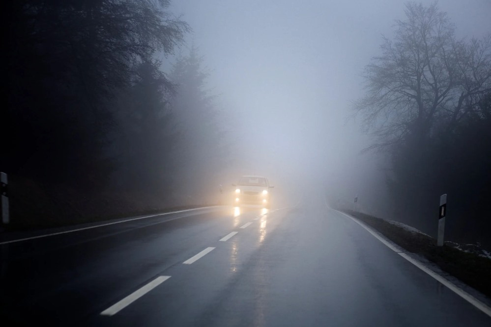 Cum sa conduci pe ceata densa: reguli esentiale de siguranta