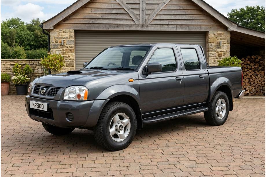 Nissan NP300 1999-2015 Praguri Laterale Bosphorus Black (2 buc, Aluminiu) Image