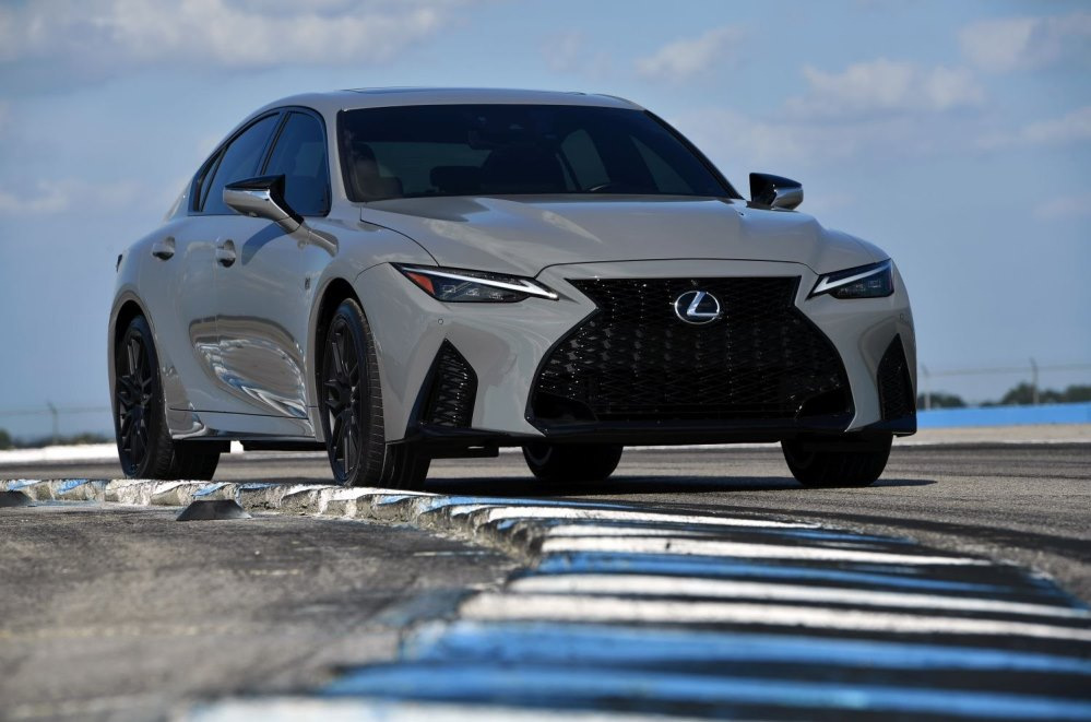 Lexus IS 500: sedan sport puternic cu motor V8 aspirat