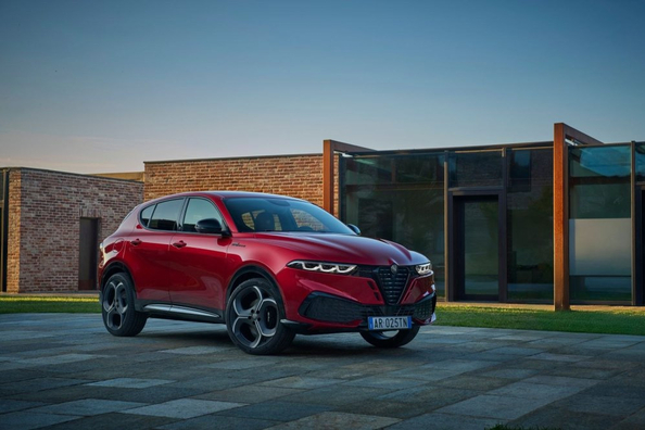 Prezentare Alfa Romeo Tonale 2025: stil italian intr-un SUV compact Fotografie 3