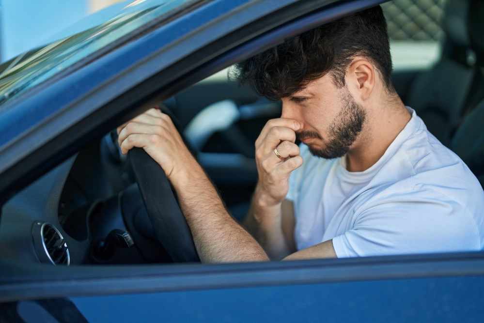 De ce miroase masina a benzina? Cauze principale si solutii