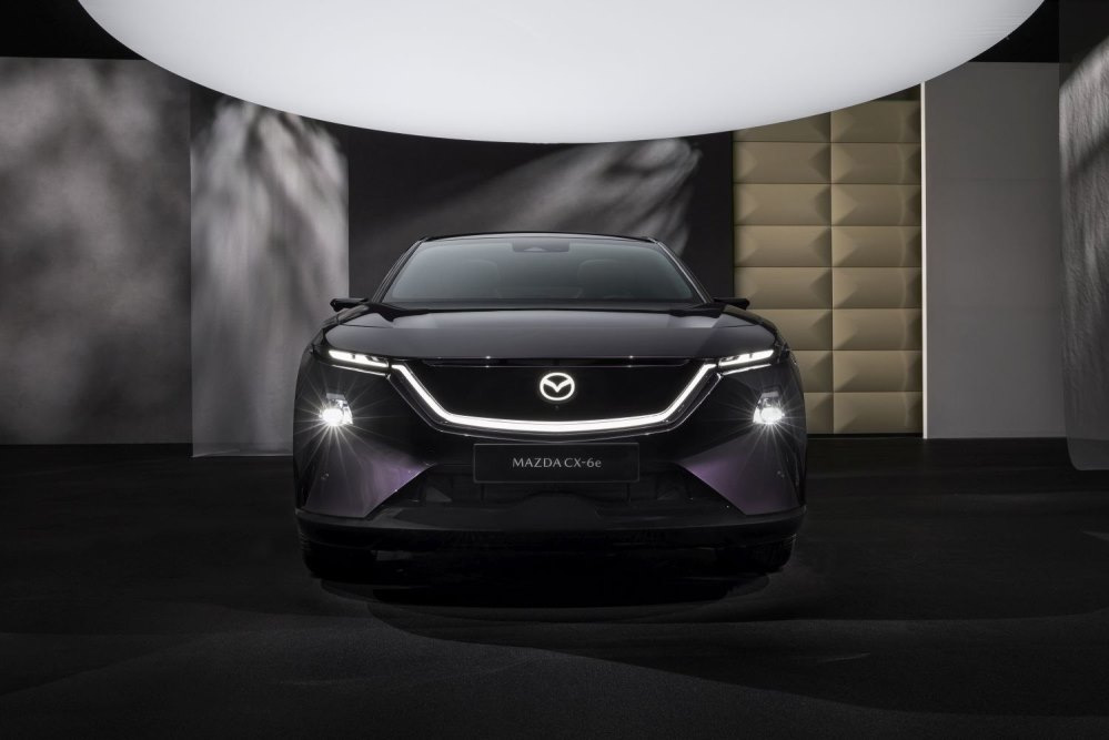 Mazda CX-6e 2026: Eleganta in versiune electrica