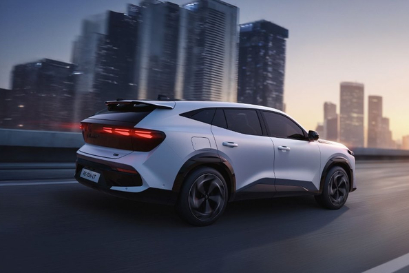 Prezentare Renault Filante 2026: Noul SUV Hibrid de Varf Fotografie 3