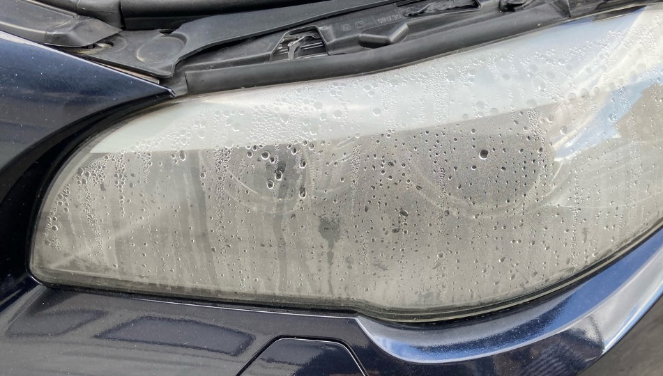 De ce se aburesc farurile auto? Cauze si solutii eficiente