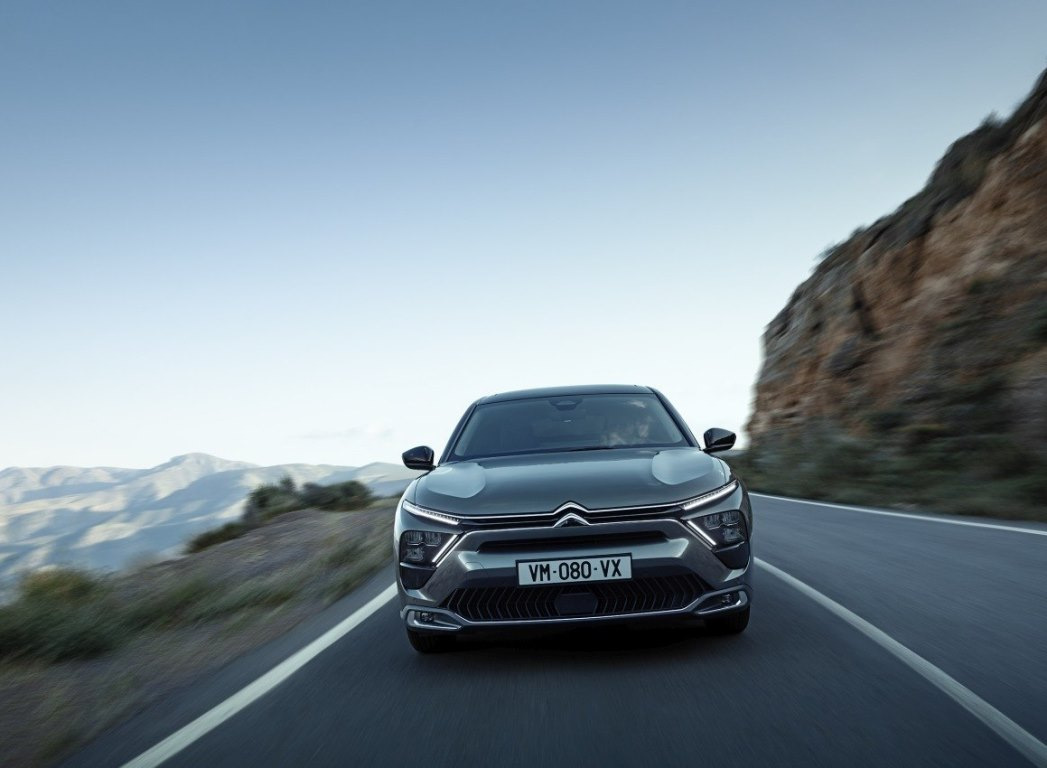 Test Citroen C5 X Hybrid: crossover confortabil cu sistem mild hybrid