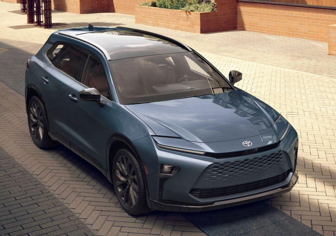 Toyota Crown Signia: Crossover hibrid premium