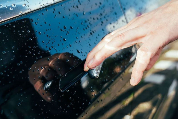 De ce masina te curenteaza: cauze si solutii simple