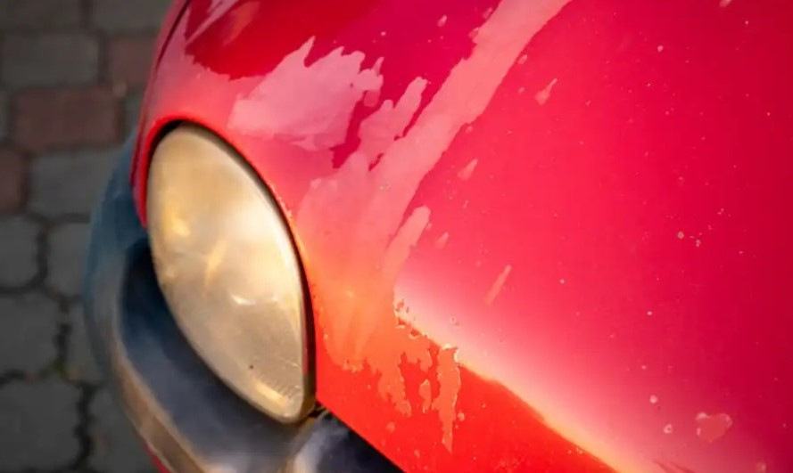De ce se decojeste lacul auto? Cauze si protectia caroseriei