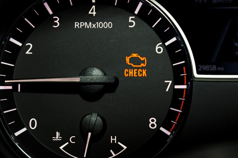 De ce se aprinde martorul Check Engine? Cauze frecvente si ce sa faci