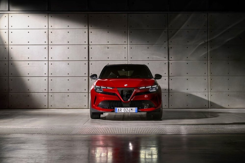 Test Alfa Romeo Junior (2025): hibrid si SUV electric intr-o singura masina