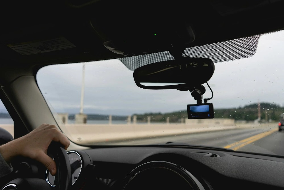 Camera auto: cum alegi un martor de incredere pe drum