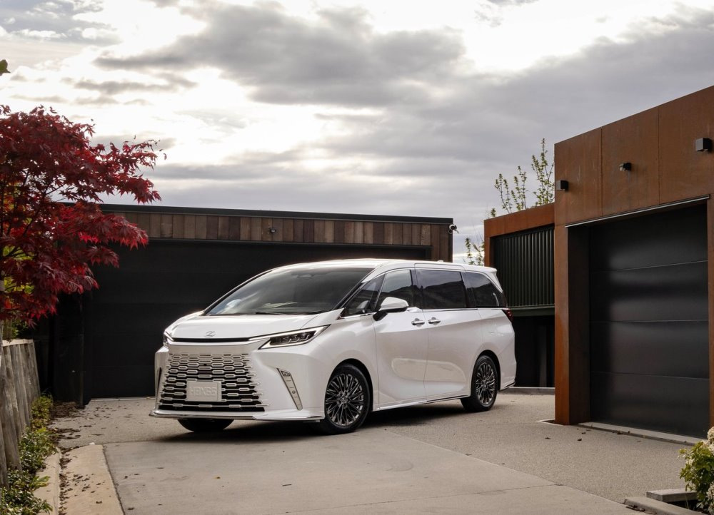 Lexus LM 500h: minivan hibrid de lux pentru transport VIP