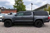 Toyota Tacoma 2015–2023 Bare longitudinale OEM negre (aluminiu) foto 2