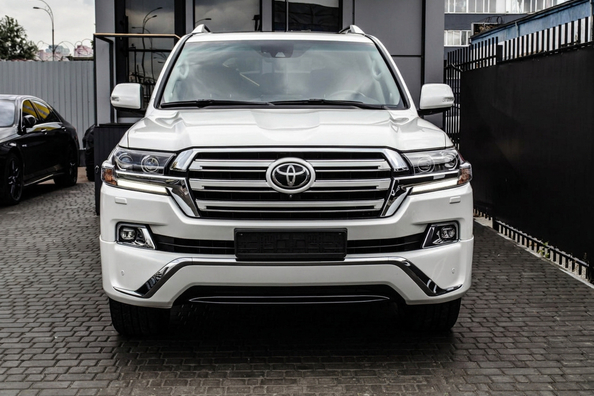 Cat costa cu adevarat un restyling complet Toyota Land Cruiser 200