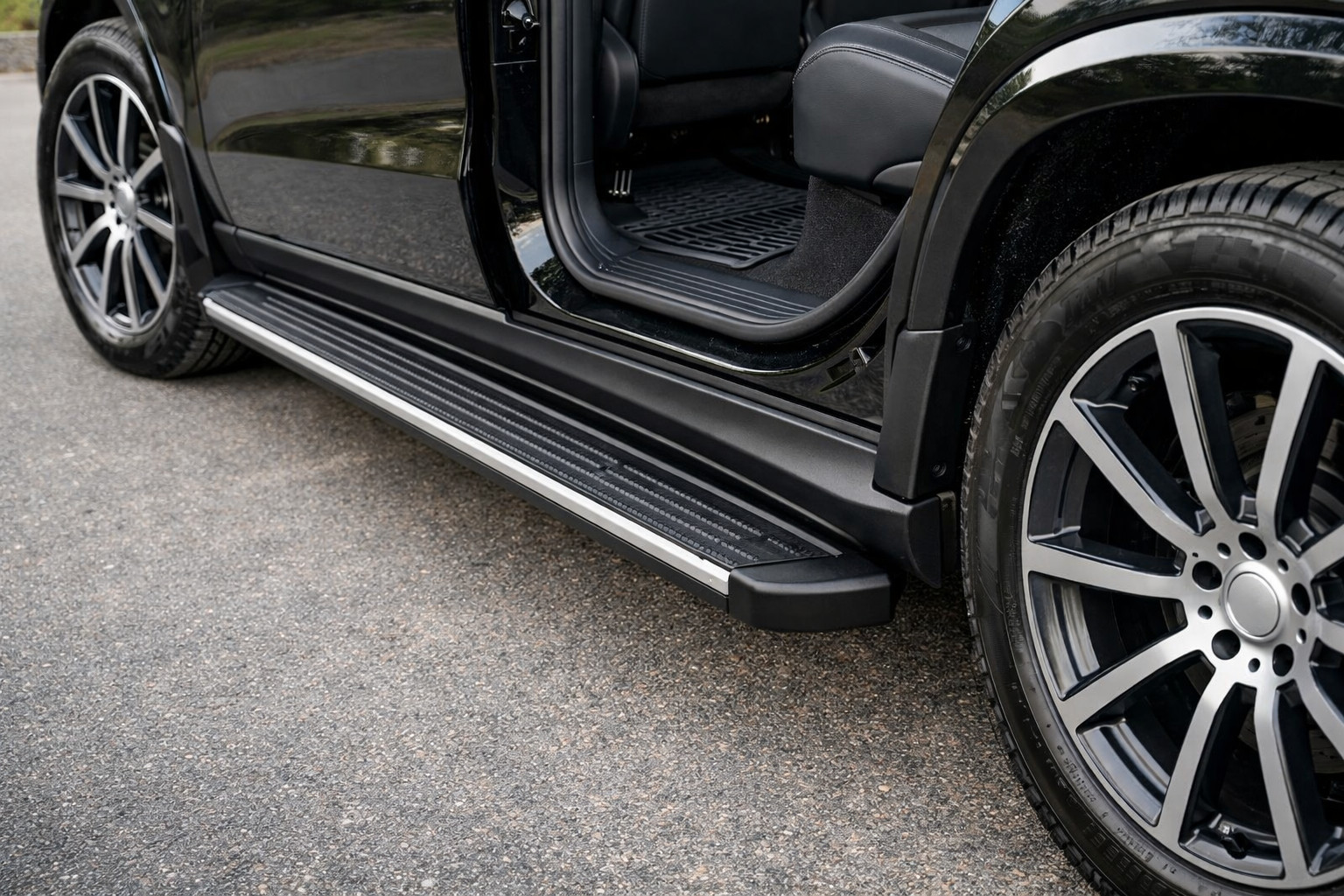 Mercedes GLS X167: accesorii pentru praguri mai curate si urcare mai usoara