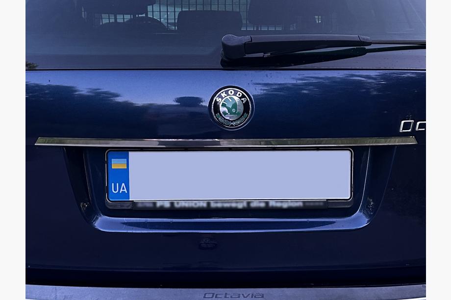 Skoda Octavia II A5 2010-2013 Ornament cromat deasupra numarului Carmos (inox) Image
