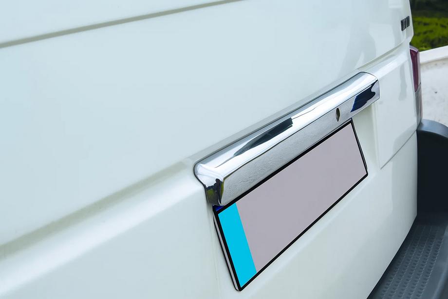 Volkswagen T4 Caravelle/Multivan 1990–2003 Ornament inox deasupra placutei de inmatriculare Image