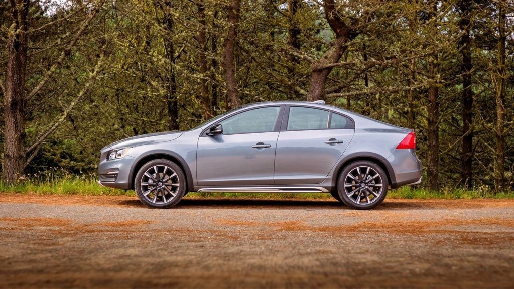 Mic dejun sedan Volvo S60 Cross Country de teren