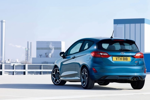 Familiarizarea cu sport Ford Fiesta ST 2018 modelul anului Fotografie 3