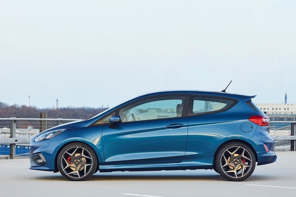 Familiarizarea cu sport Ford Fiesta ST 2018 modelul anului Fotografie 2