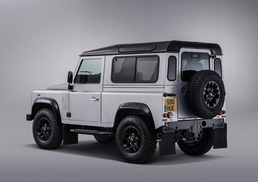Noul Land Rover Defender va primi o versiune electrica a