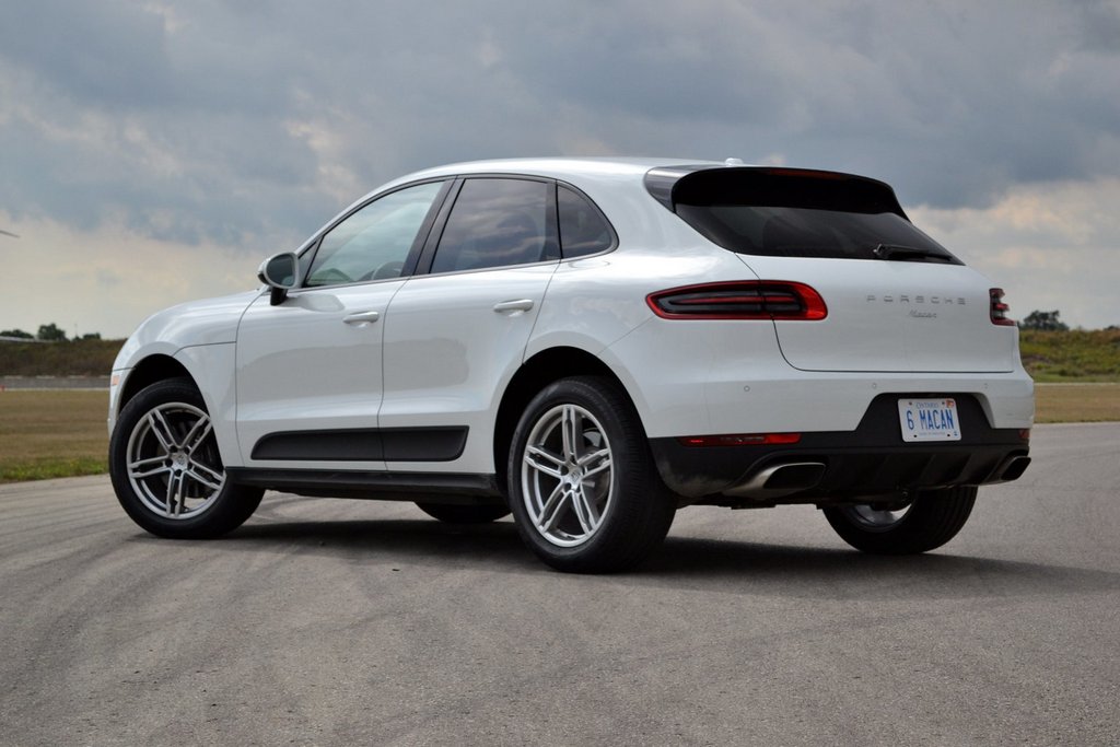 Compara un Porsche Cayenne și un Porsche Macan