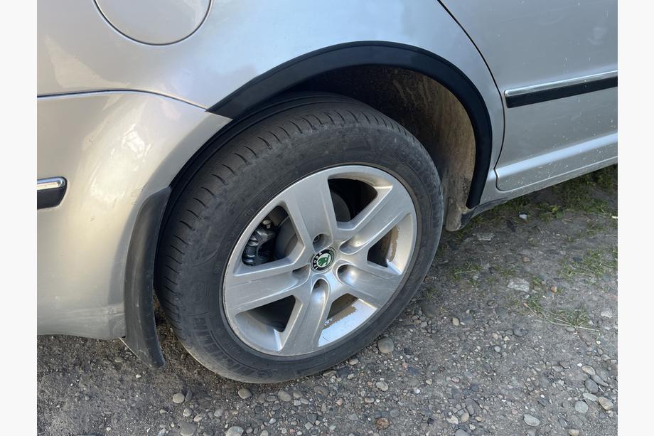 Skoda Superb 2001-2009 Extensii aripi (4 buc, negre) Metal Foto 7