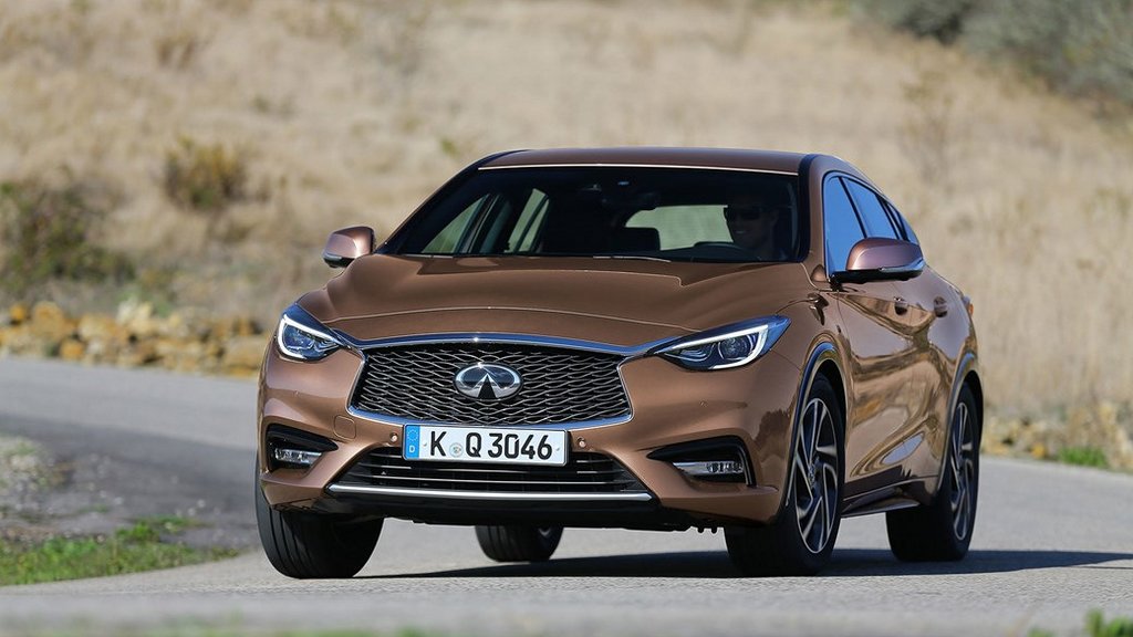 Review hatchback premium Infiniti Q30