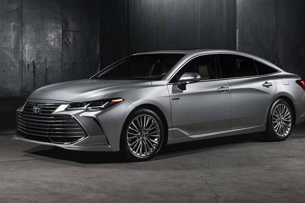Sedan Toyota Avalon 2018 modelul anului