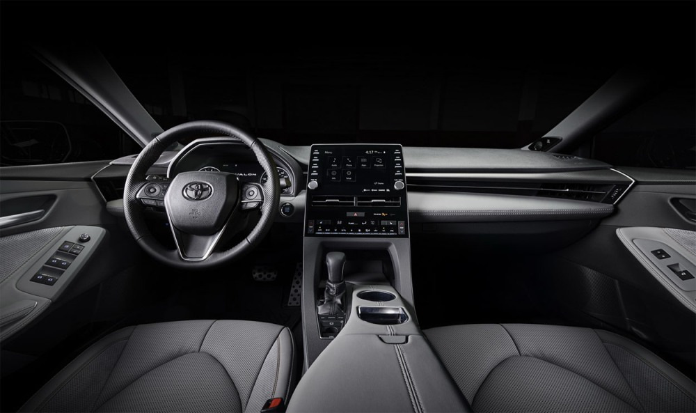 Sedan Toyota Avalon 2018 modelul anului