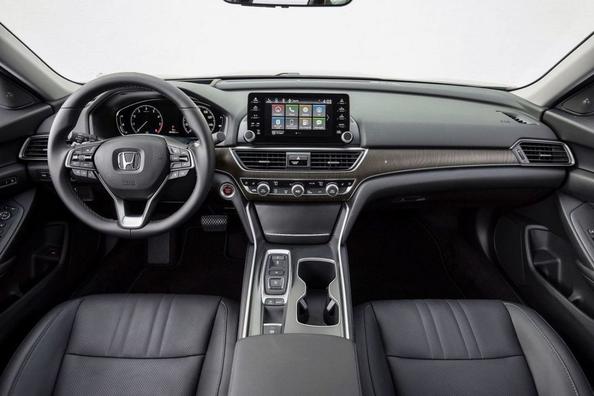 Review sedan Honda Accord a zecea generație Fotografie 8