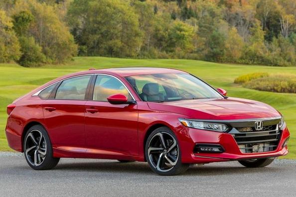 Review sedan Honda Accord a zecea generație Fotografie 1