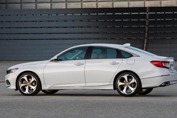 Review sedan Honda Accord a zecea generație Fotografie 4
