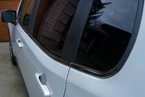 Jeep Renegade 2014- Ornamente Geamuri Crom Negru (6 buc, Inox) foto 2