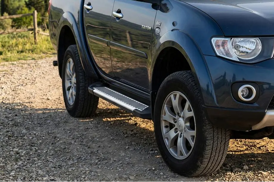 Mitsubishi L200 2015-2024 Praguri Laterale Line (2 buc, Aluminiu) Image