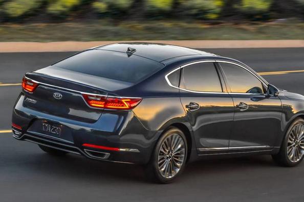 Sedan Kia Cadenza: fiabilitate, confort și premium de calitate Fotografie 7